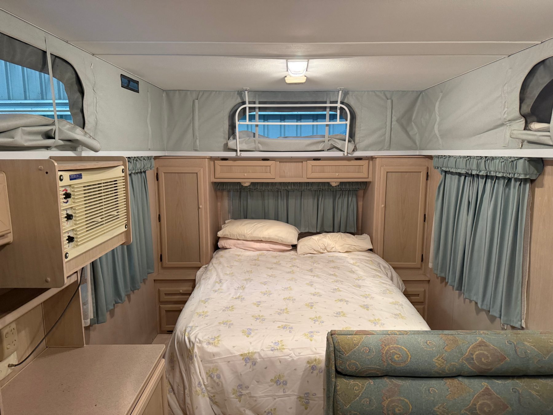 (12816) 2000 18' Jayco Freedom pop top caravan with awning - photo 3