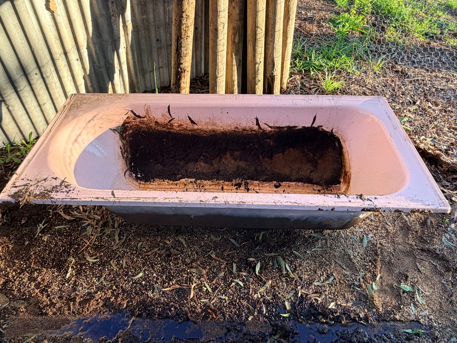 (12940) Old bath tub