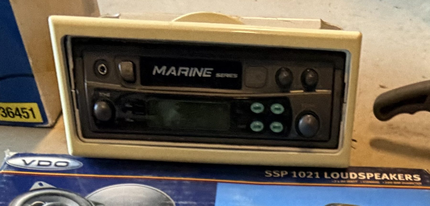 (12907) Maine radio & 2 sets of speakers