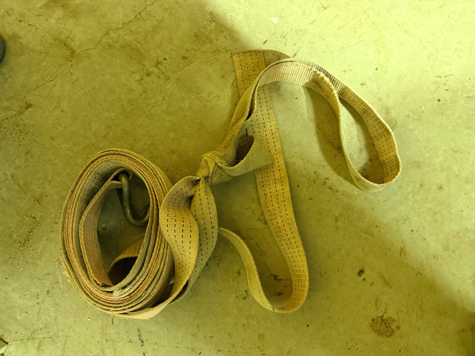 (12935) Heavy duty tie down or tow strap