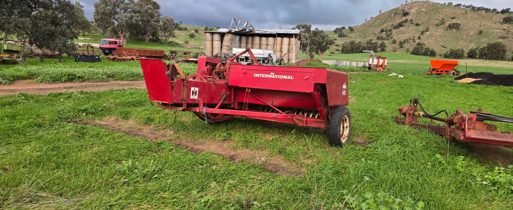 (12959) International 440T Small Square Baler - photo 2