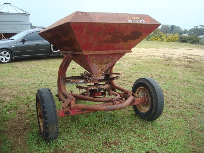 (12987) New Holland Trailing Super Spreader