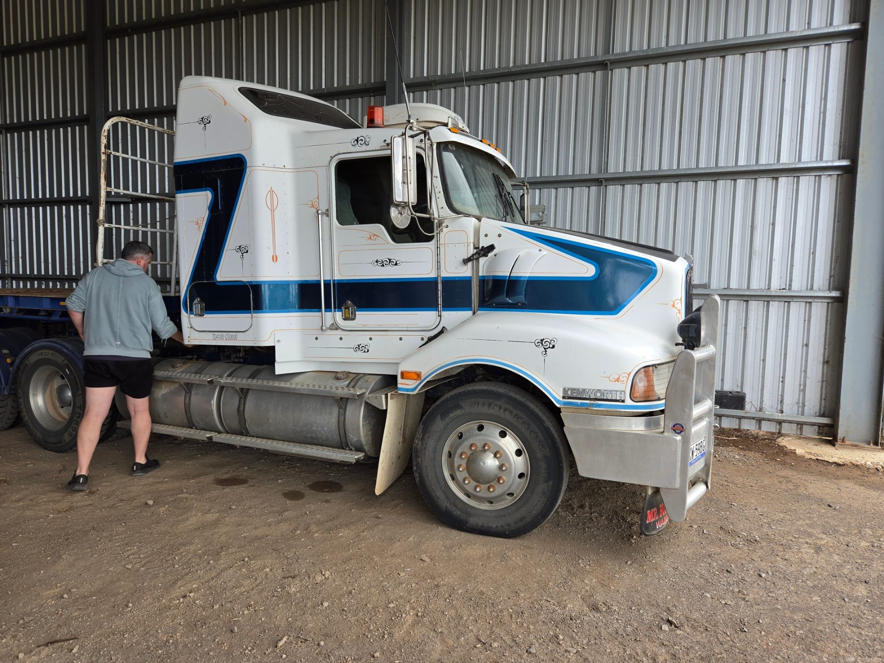 (13009) 2005 Kenworth T404 Prime Mover - photo 3
