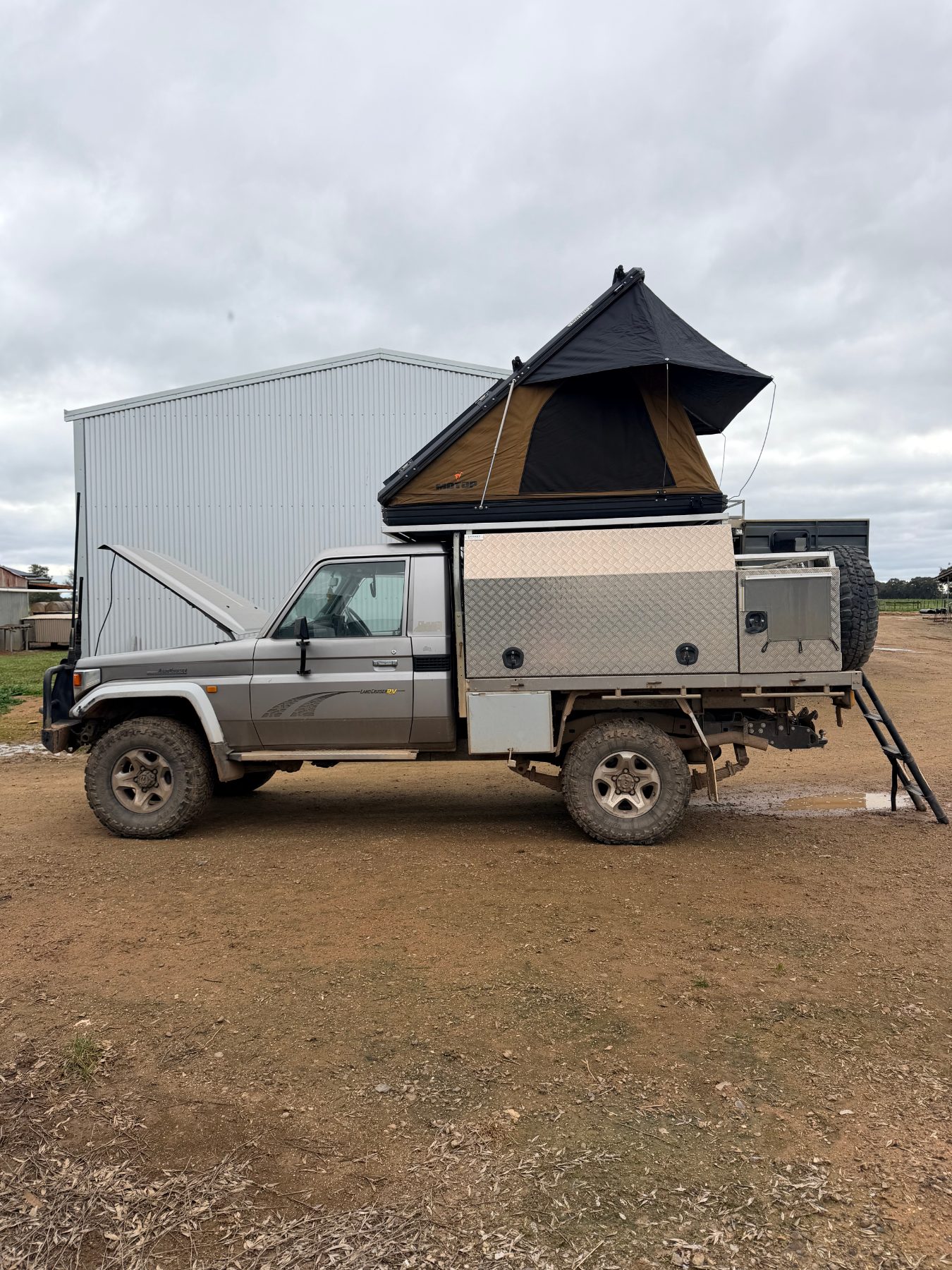2002 Landcruiser 79' series RV