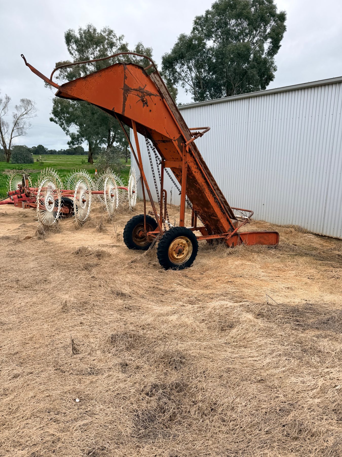 (13046) New Holland square bale elevator - photo 3