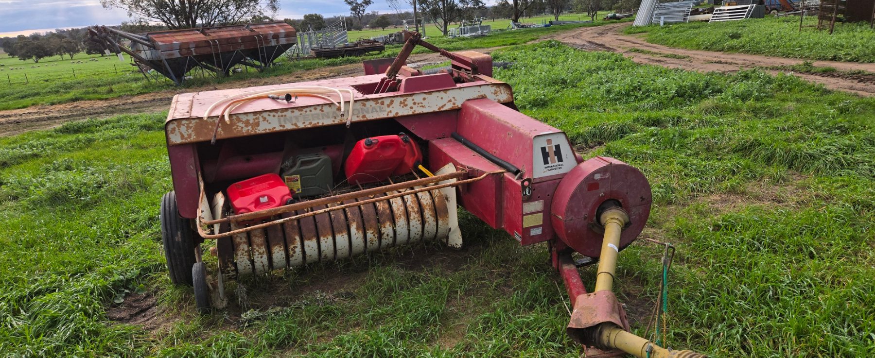 (12959) International 440T Small Square Baler - photo 4