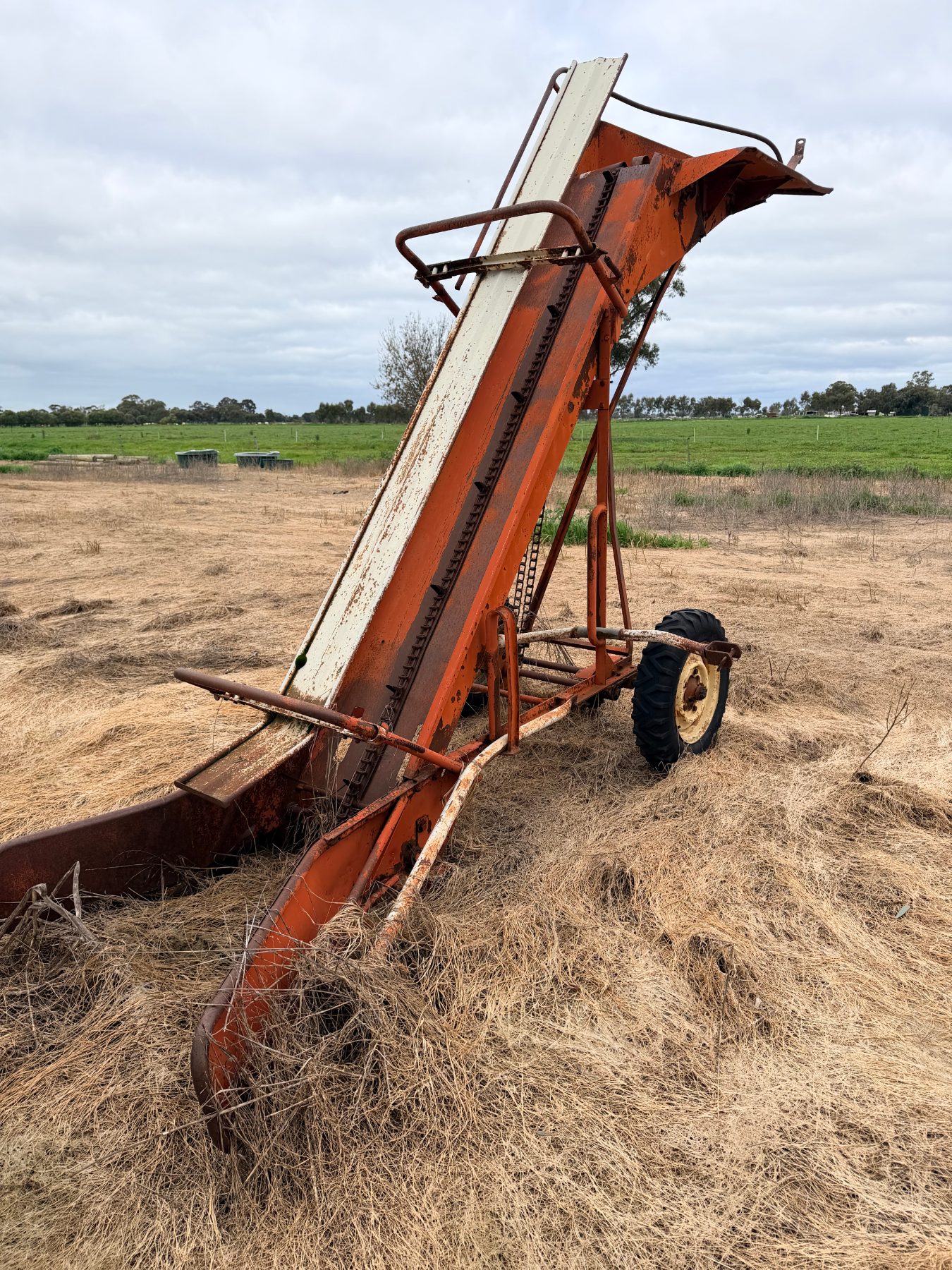 (13046) New Holland square bale elevator