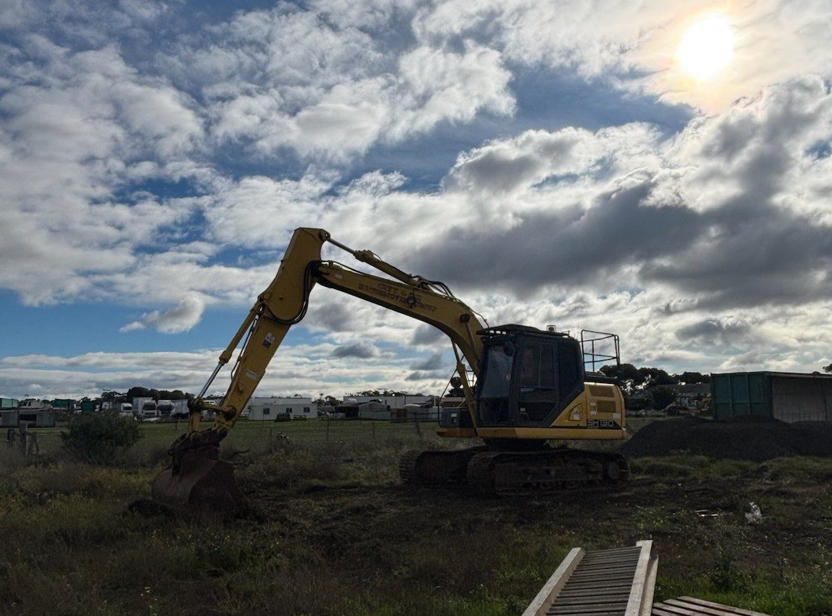 (12964) 2016 Sumitomo SH130-6 ~ 6,300 Eng. Hrs ~ (VIN: SMT130A6T00BH1131) ~ includes Hyd. Rock Grab & 5 Buckets