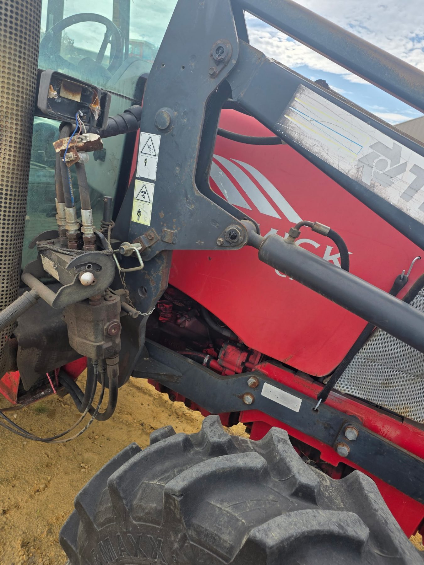 (11264) McCormick International CX-80 Tractor with Loader - photo 7