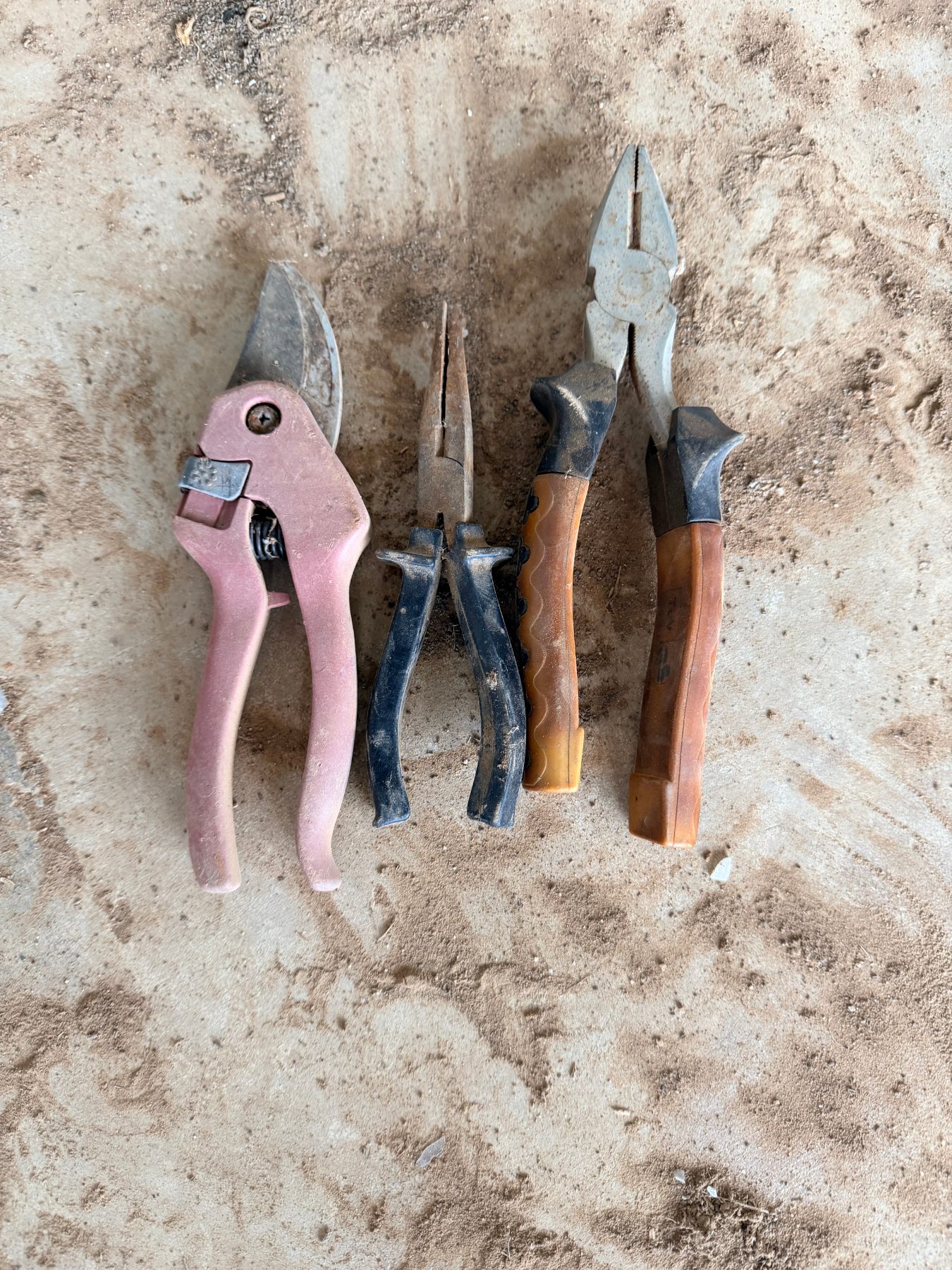 (13181) 2 sets of pliers and 1 set of pruning sheers