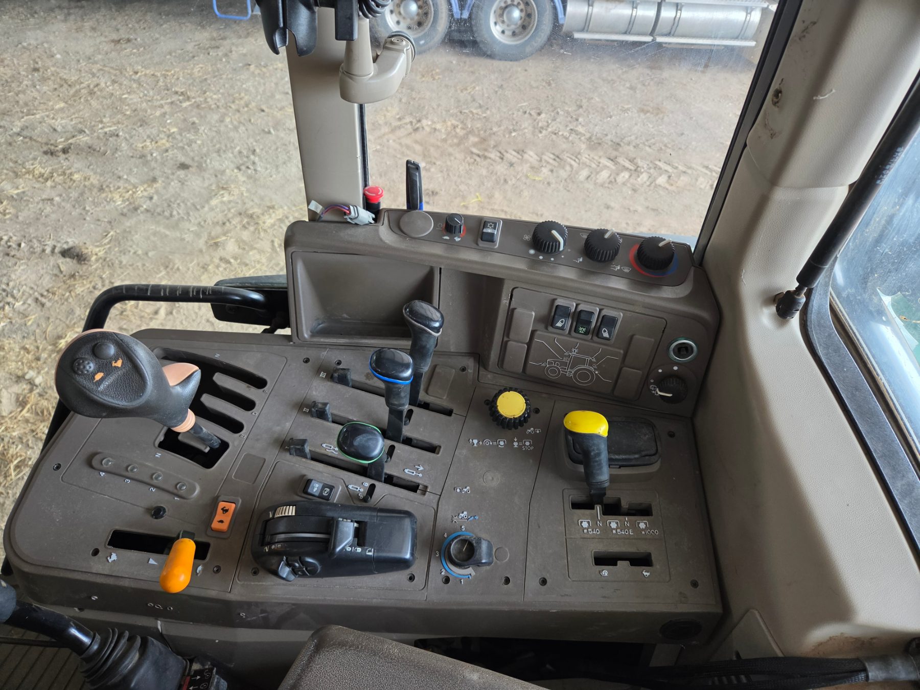 (13008) 2011 John Deere 6630 FWA Tractor - photo 9