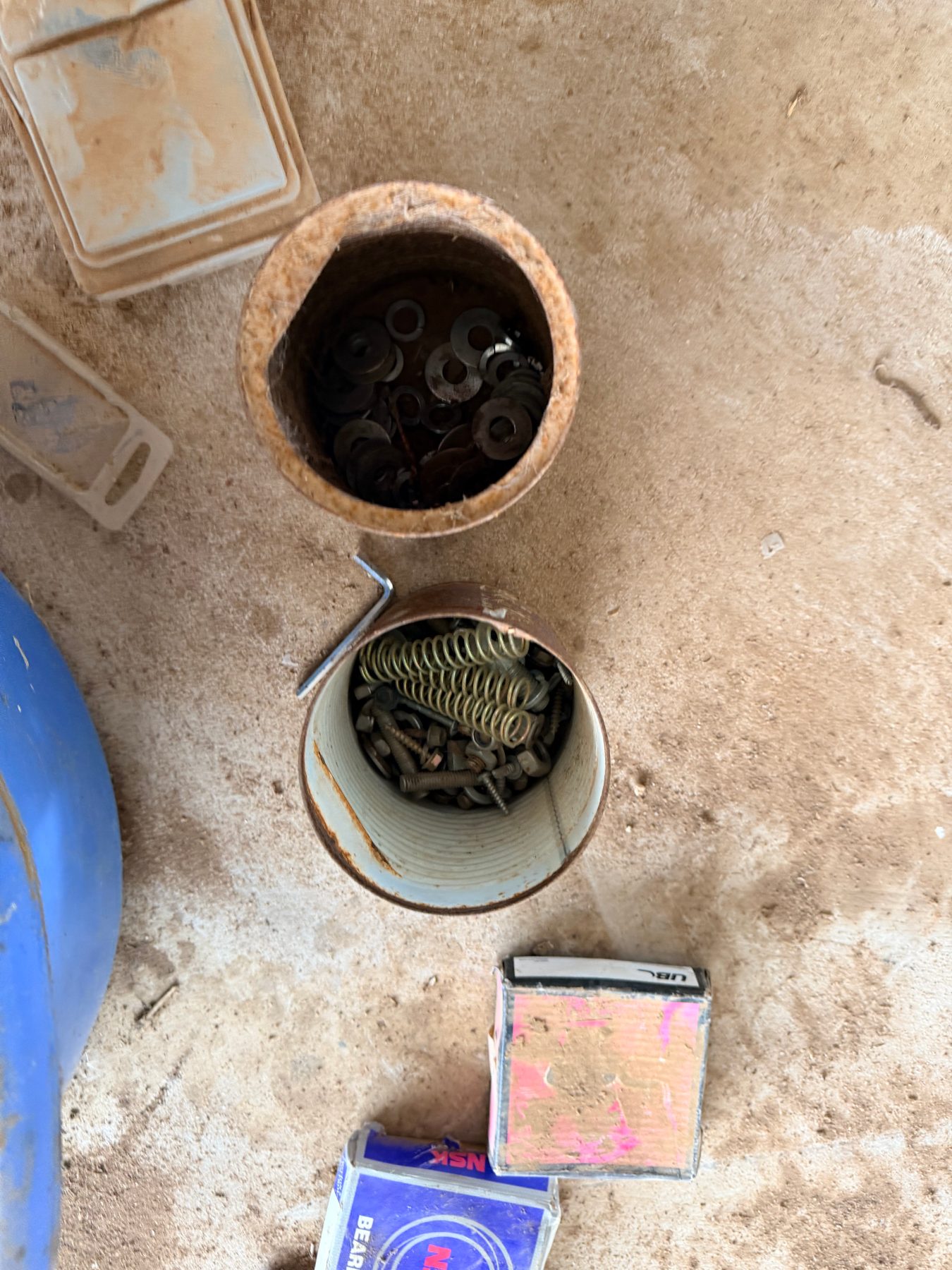 (13183) Tub full of assorted nuts, bolts, screws, rivets etc. - photo 2