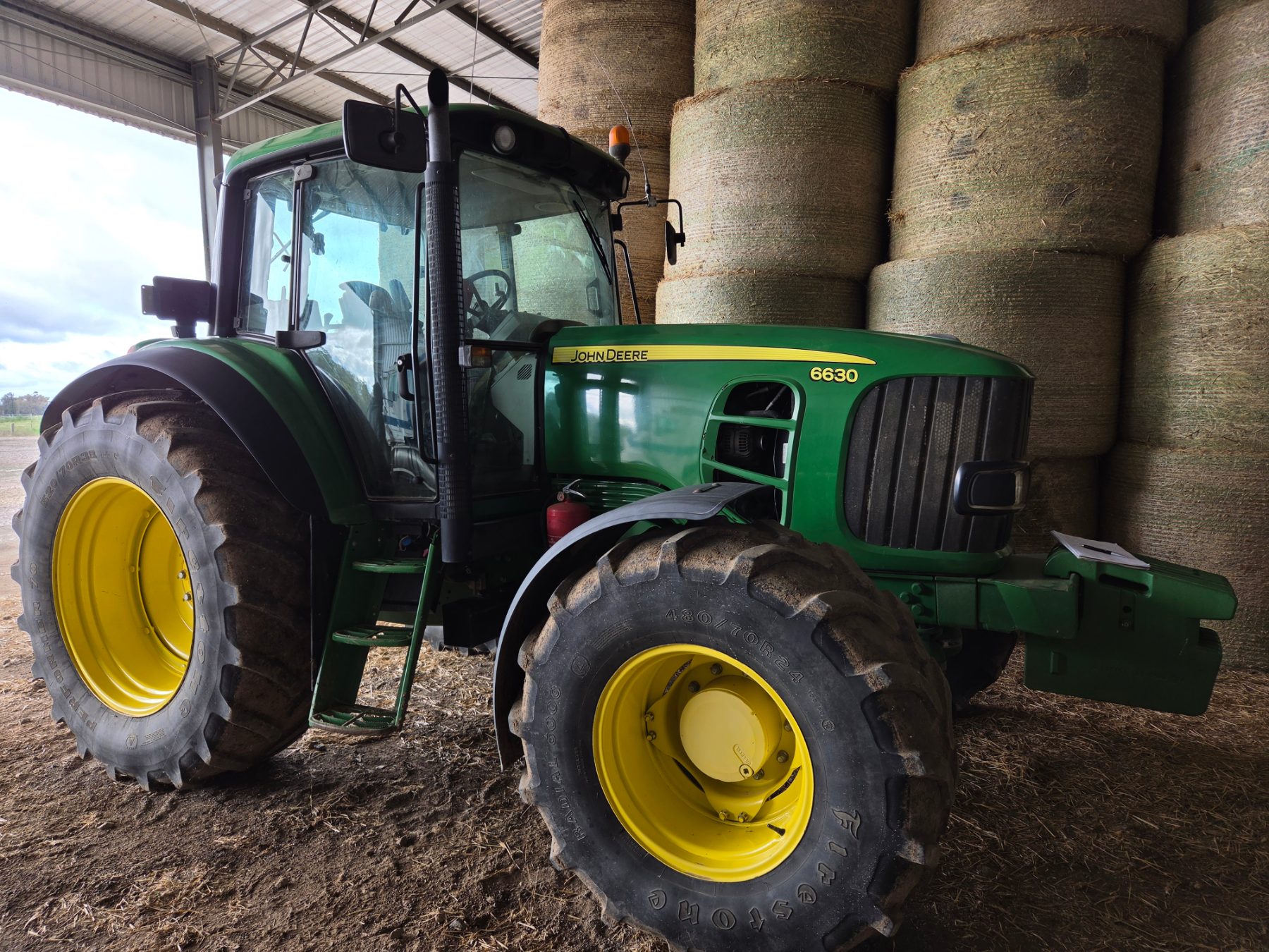 (13008) 2011 John Deere 6630 FWA Tractor