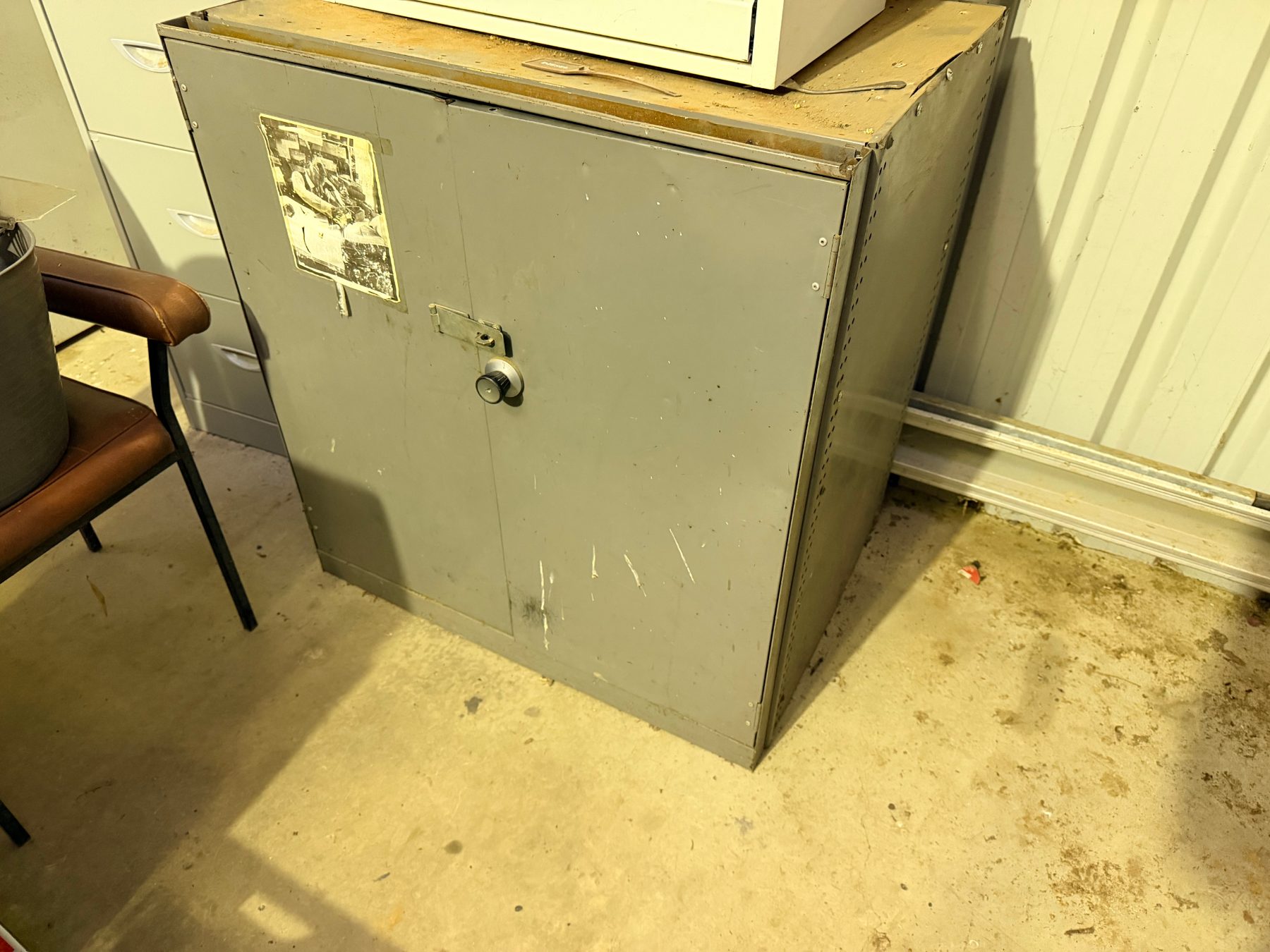 (12937) Lockable steel cabinet