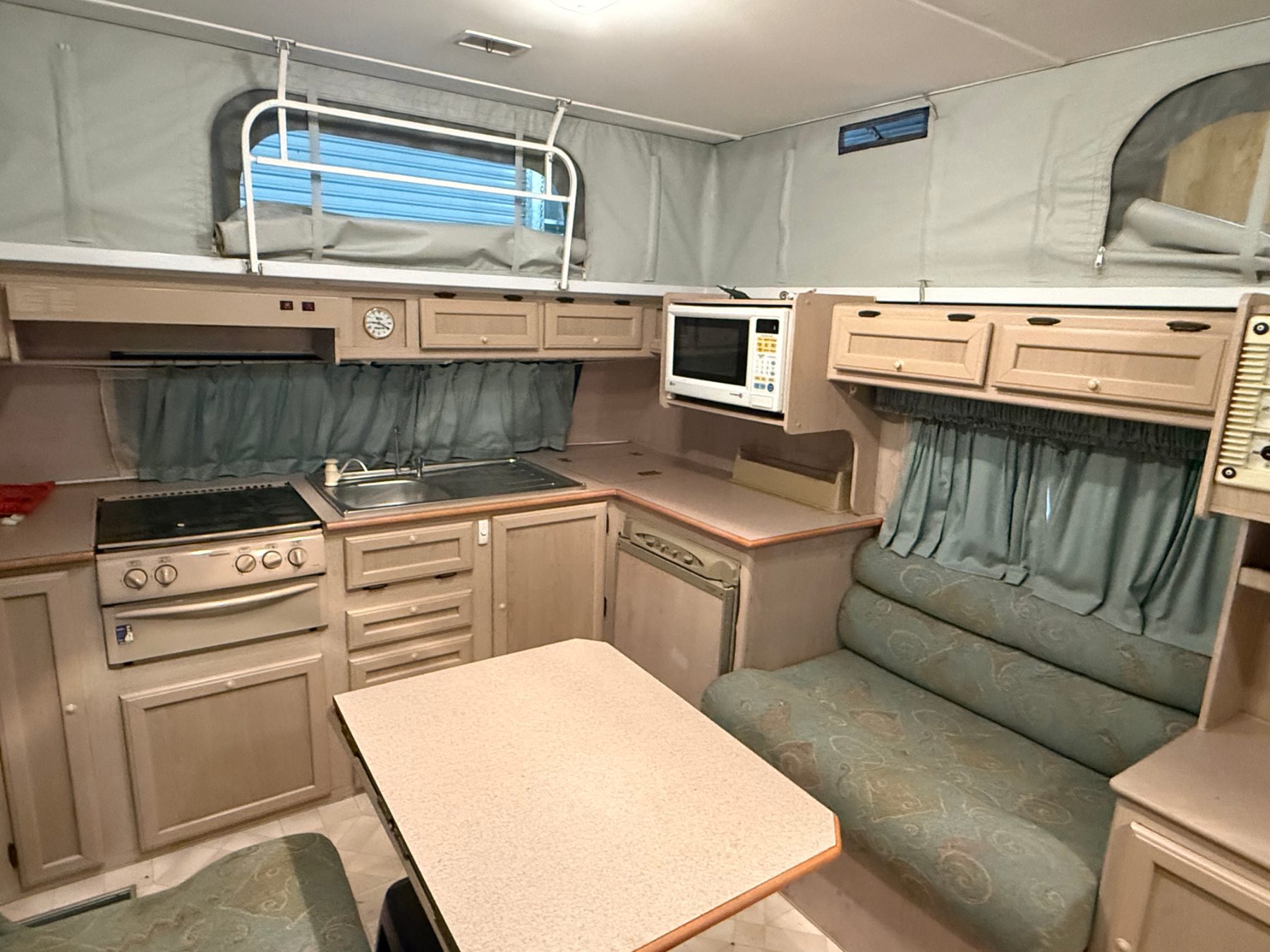 (12816) 2000 18' Jayco Freedom pop top caravan with awning - photo 5
