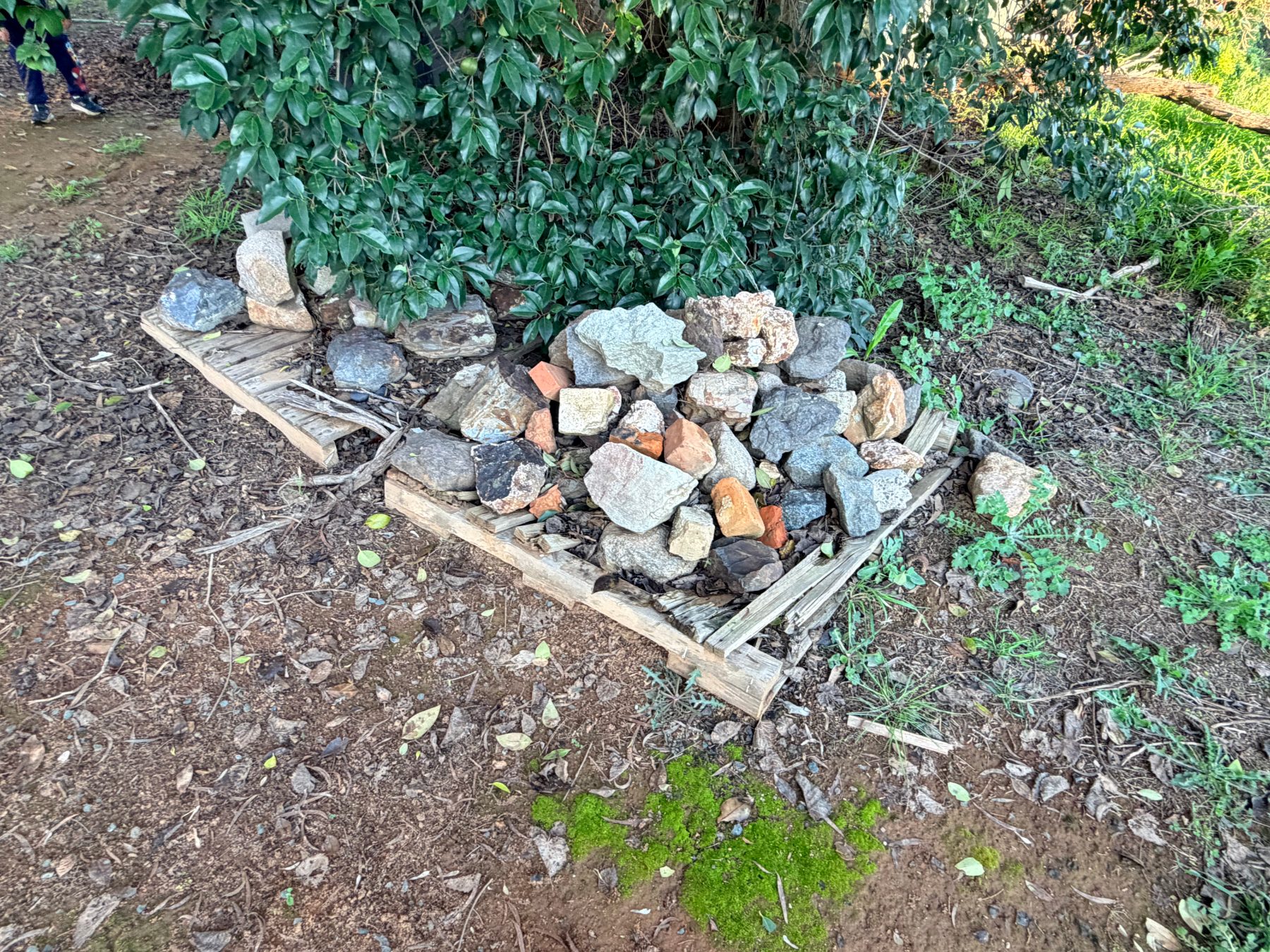 (12946) Pile of assorted large garden/beaching stones