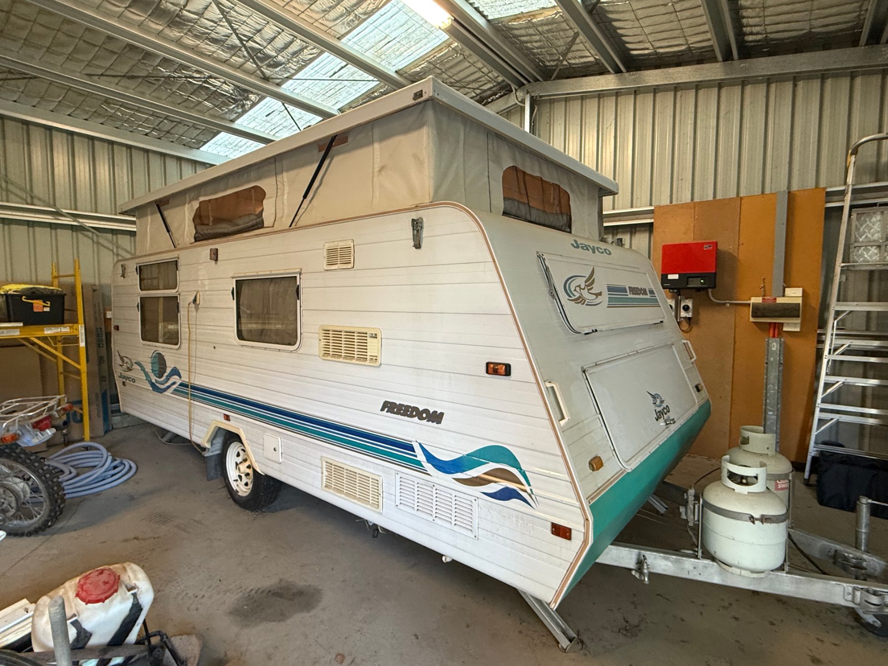 (12816) 2000 18' Jayco Freedom pop top caravan with awning