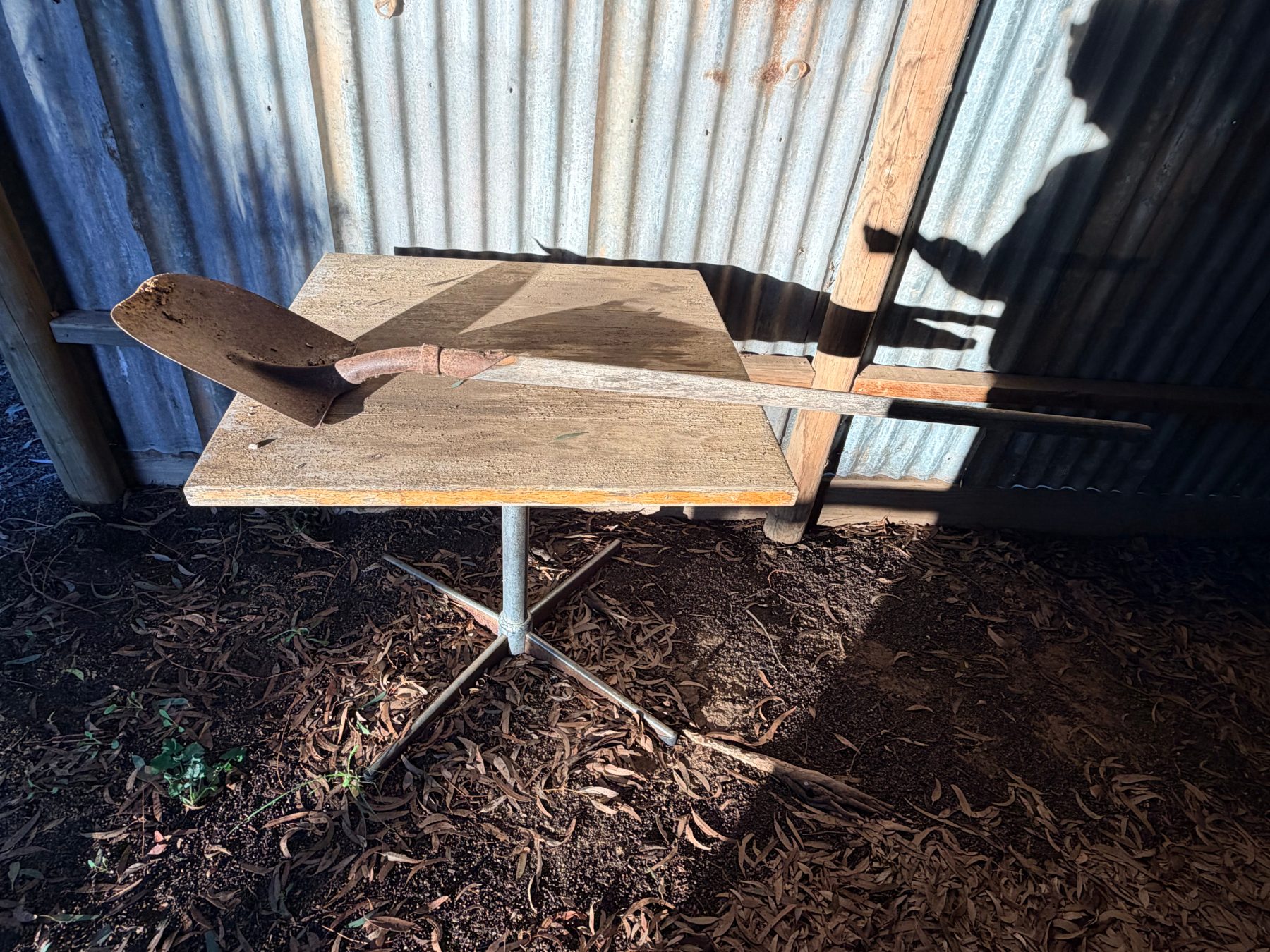(12944) Small table and shovel