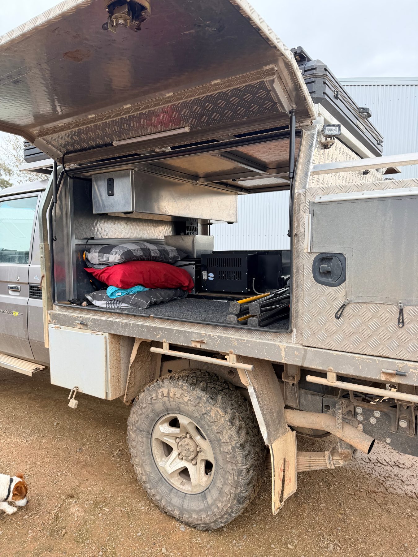 2002 Landcruiser 79' series RV - photo 8