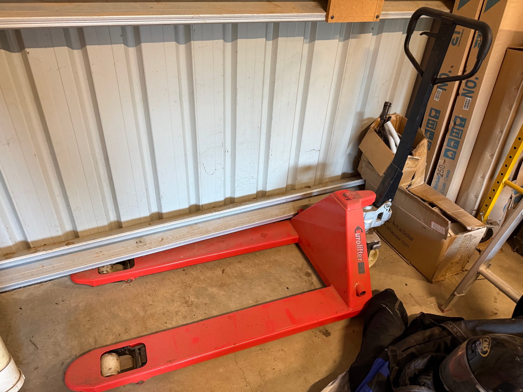 (12865) Near new 2500kg Eurolifter pellet jack